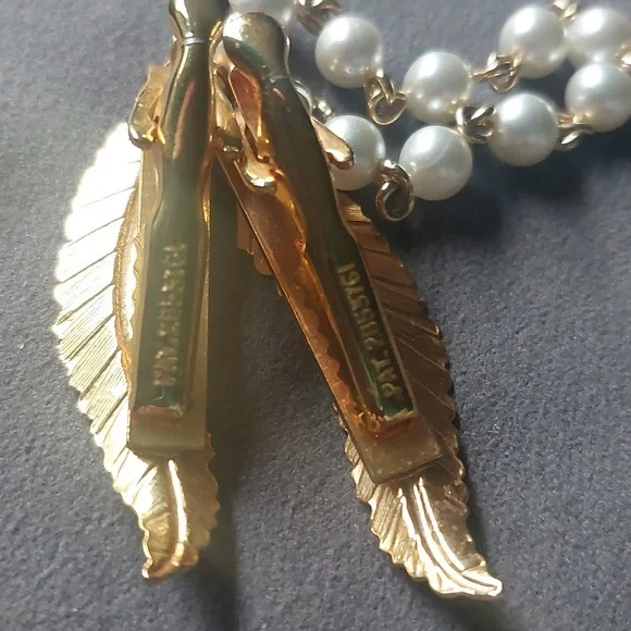 Gold Toned Simulated Pearl Vintage Mid Century Style Scarf or Sweater Clip - Picture 8 of 16